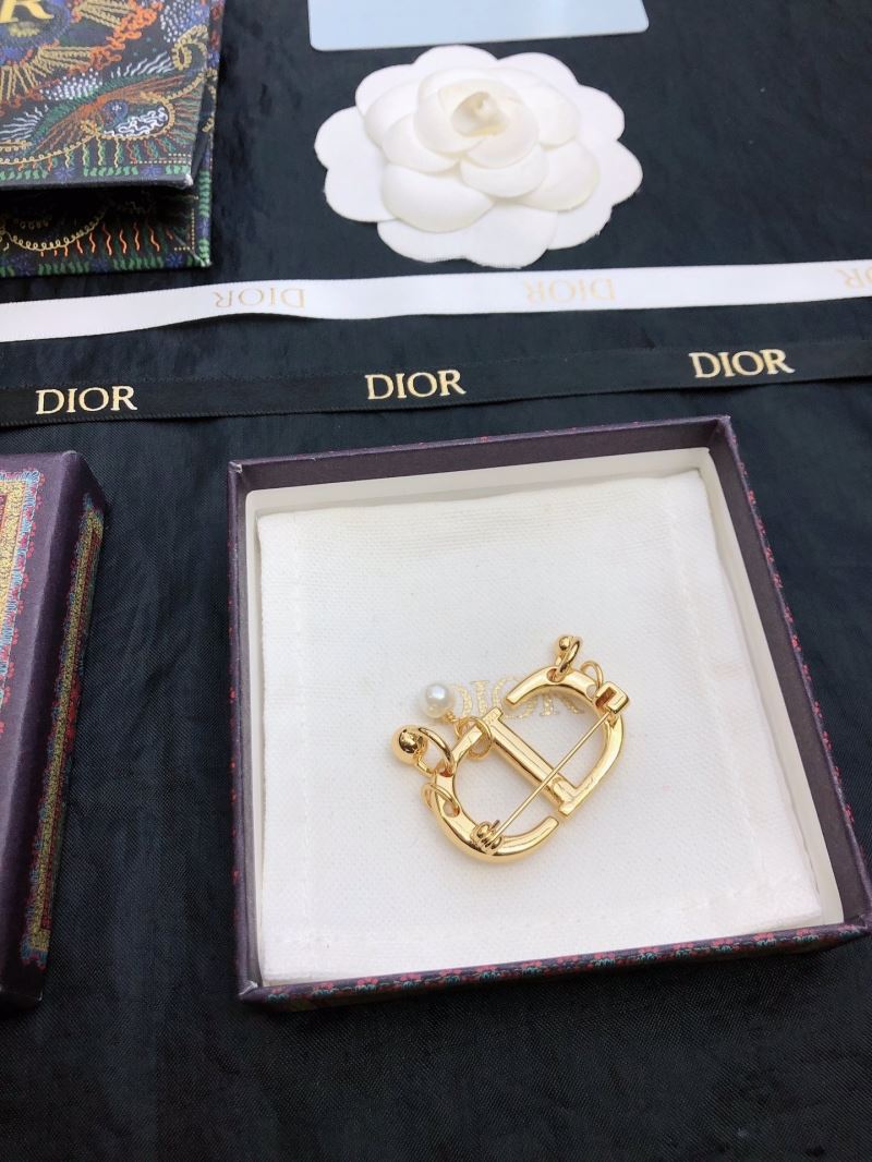 chr1st1an D10r brooches